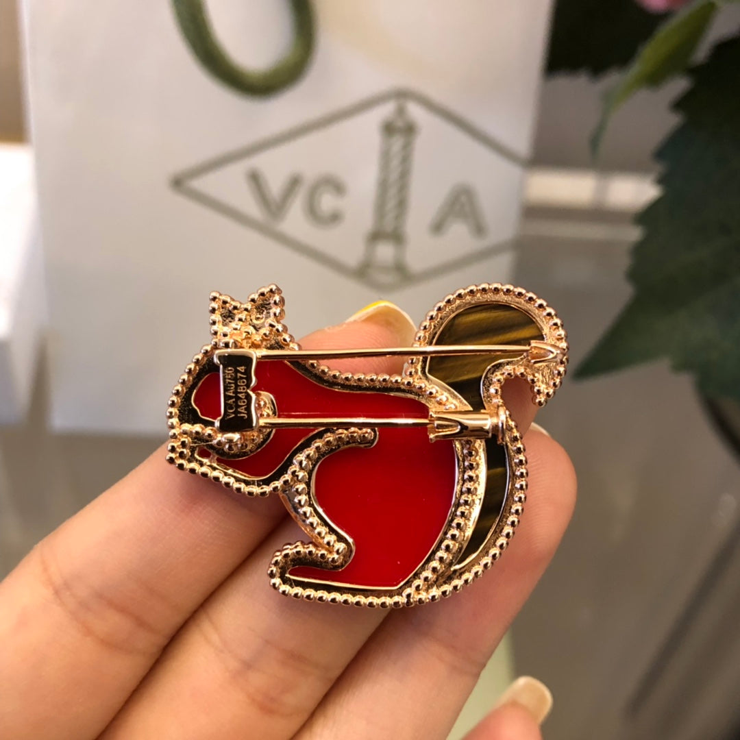 VCA Brooch 07