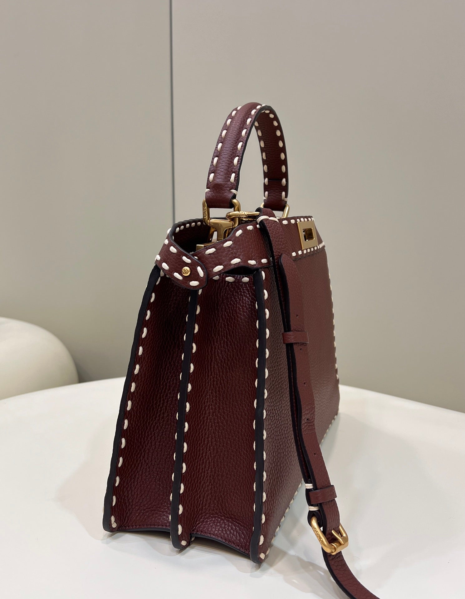 PEEKABOO ISEEU 33 IN SANGRIA RED GRAINED CALFSKIN GOLD HARDWARE