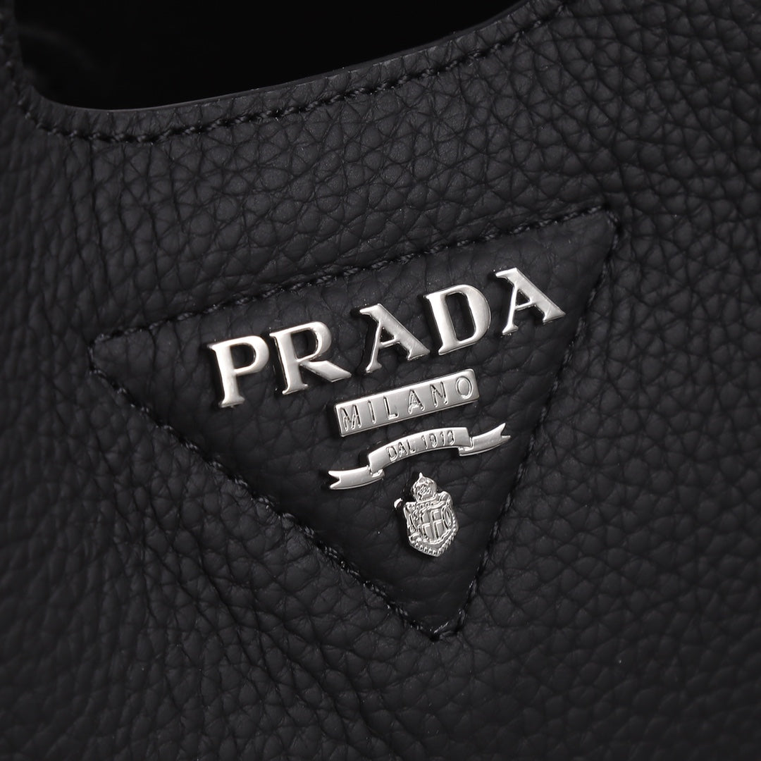 PRA 18 DYNAMIQUE LOGO TOTE BAG IN BLACK CALFSKIN