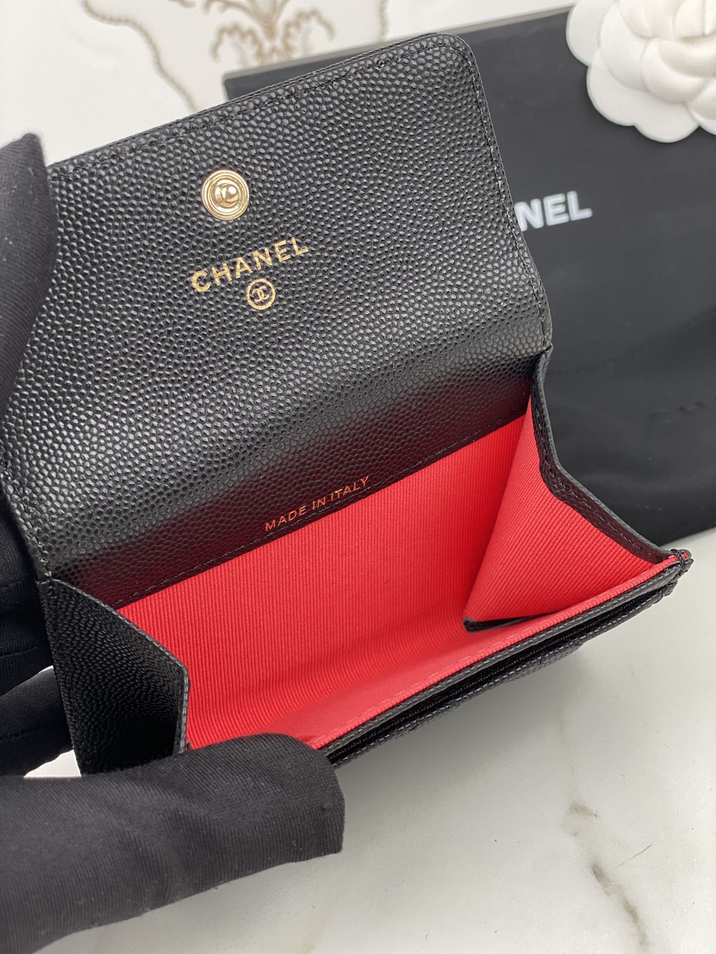CC FLAP CARD HOLDER 11 BLACK GRAINED CALFSKIN GOLD ICON