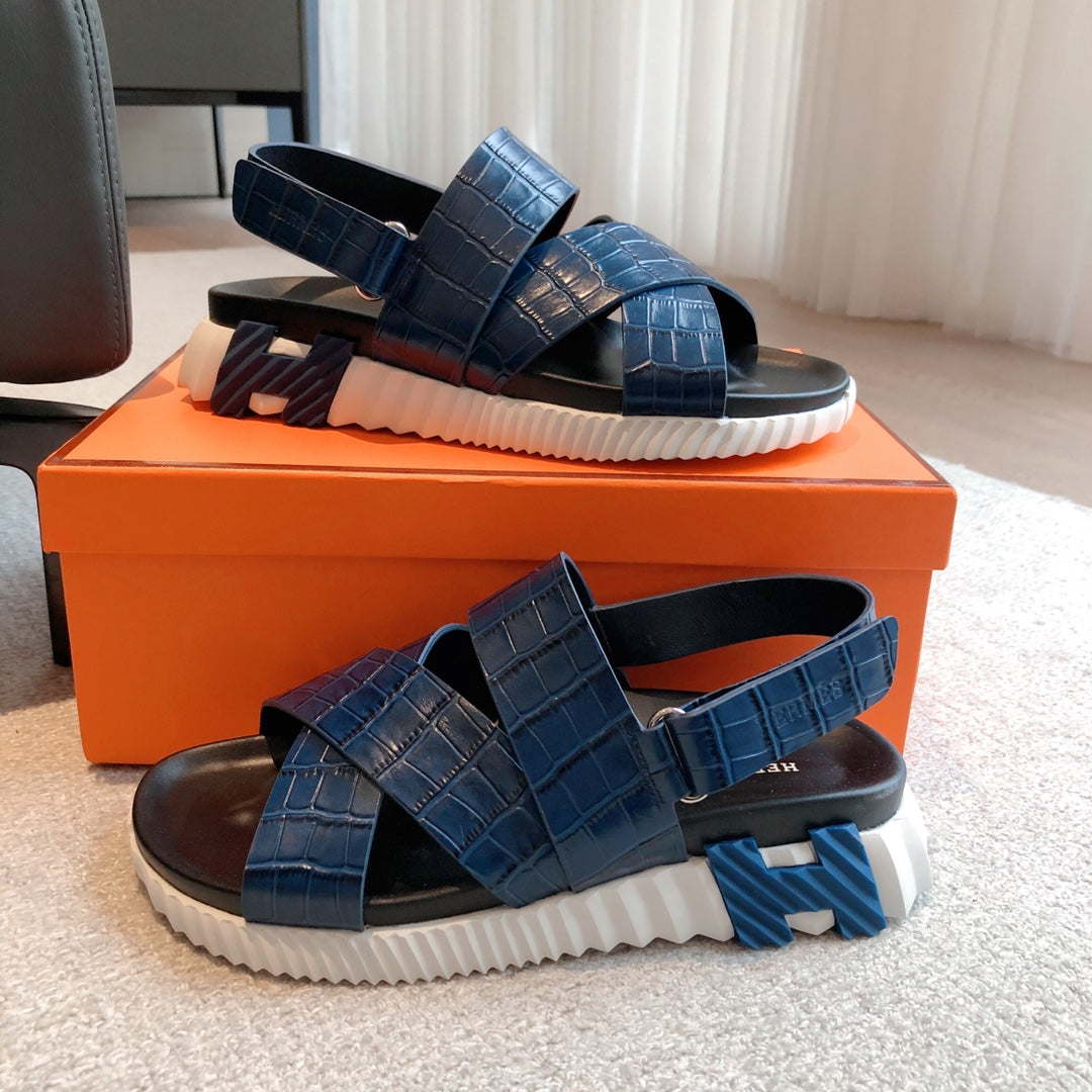 HM ELECTRIC CROCODILE MOTIF SANDAL AZURE CALFSKIN