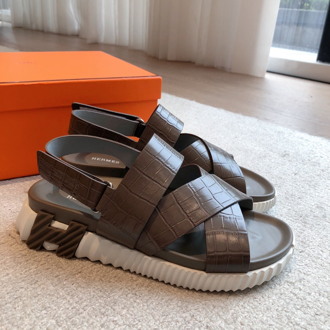 HM ELECTRIC CROCODILE MOTIF SANDAL CEDAR CALFSKIN