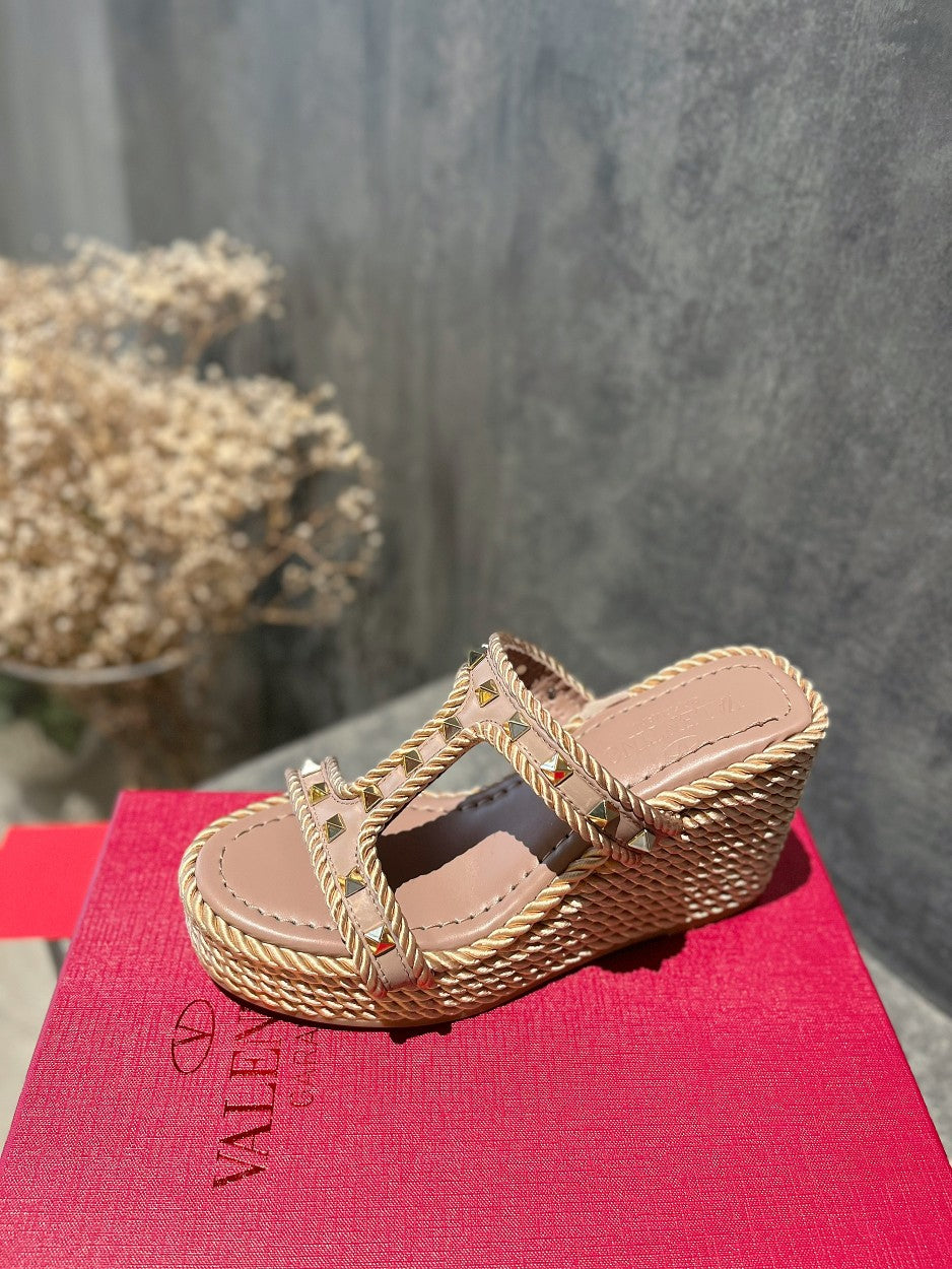 ROCKSTUD LAMINATED NAPPA WEDGE SANDAL 100 MM ROSE BROWN