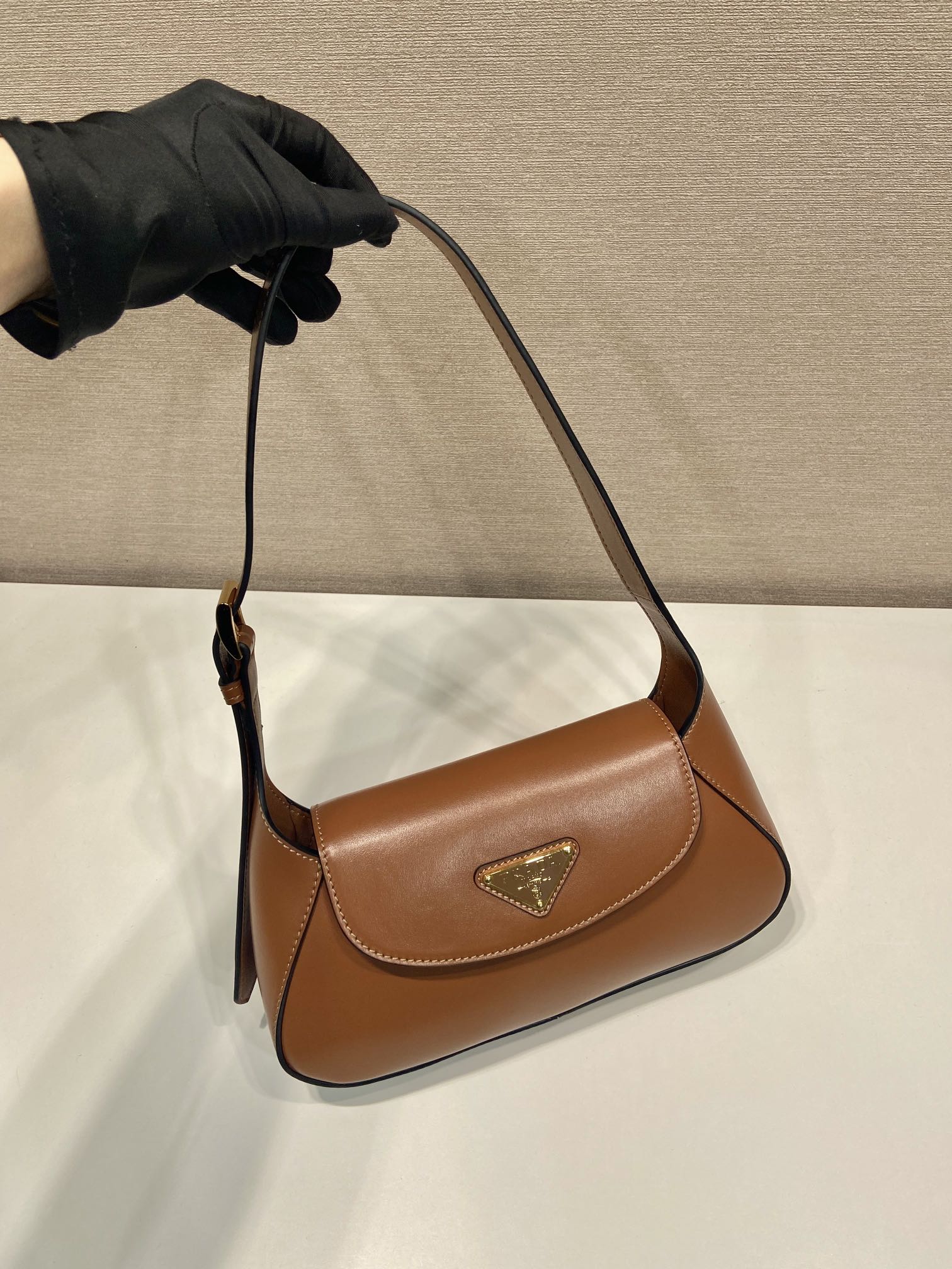 FLAP BAG 25 IN CINNAMON BROWN SMOOTH CALFSKIN TRIANGLE LOGO