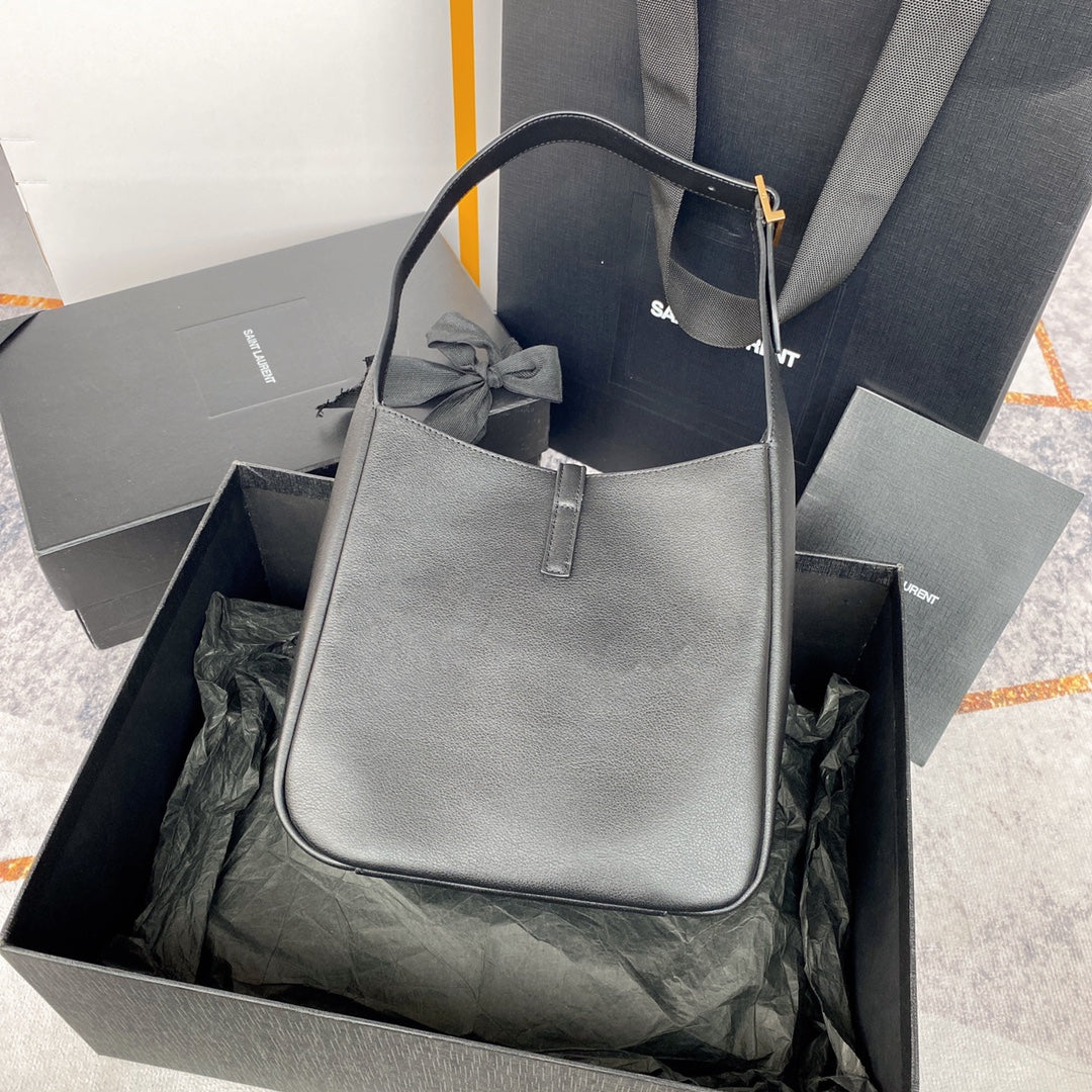 LE 5 À 7 SMALL SUPPLE 23 IN GRAY LAMBSKIN GOLD BUCKLE
