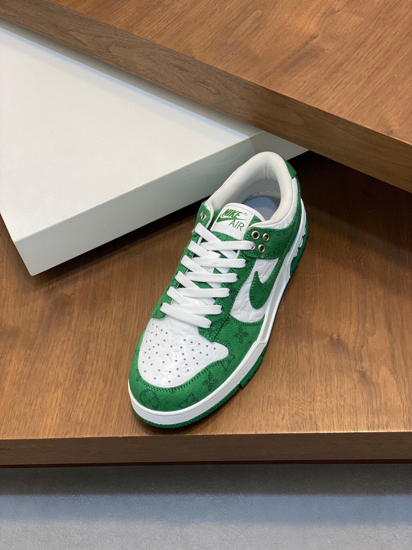 AIR TRAINER IN COOL GREEN MIX WHITE CALFSKIN