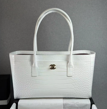 Chanel 25 Crocodile-embossed 40cm Bag White Cowhide 322960