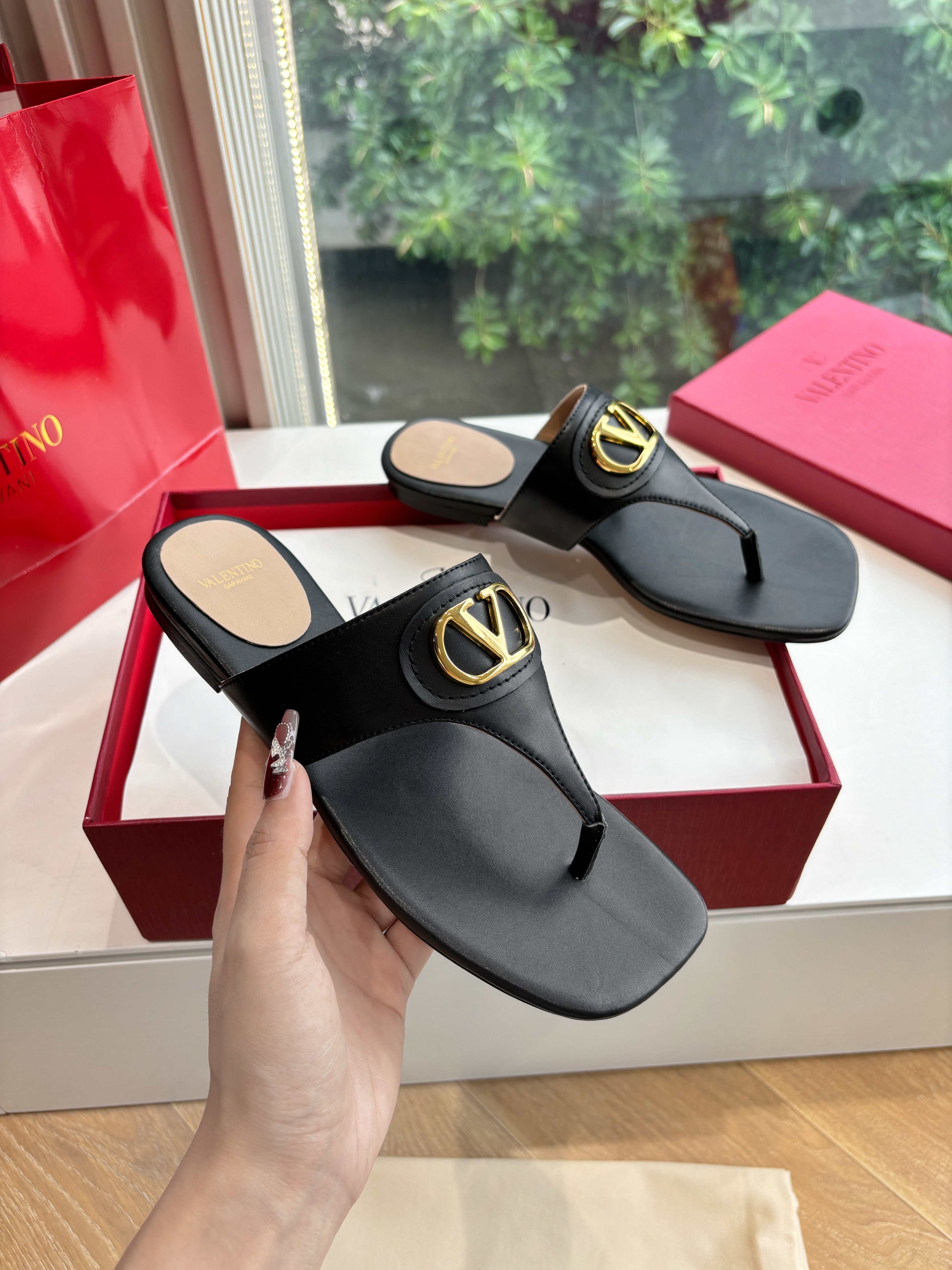 VT 25 Thong Sandals Black Sheepskin Slide