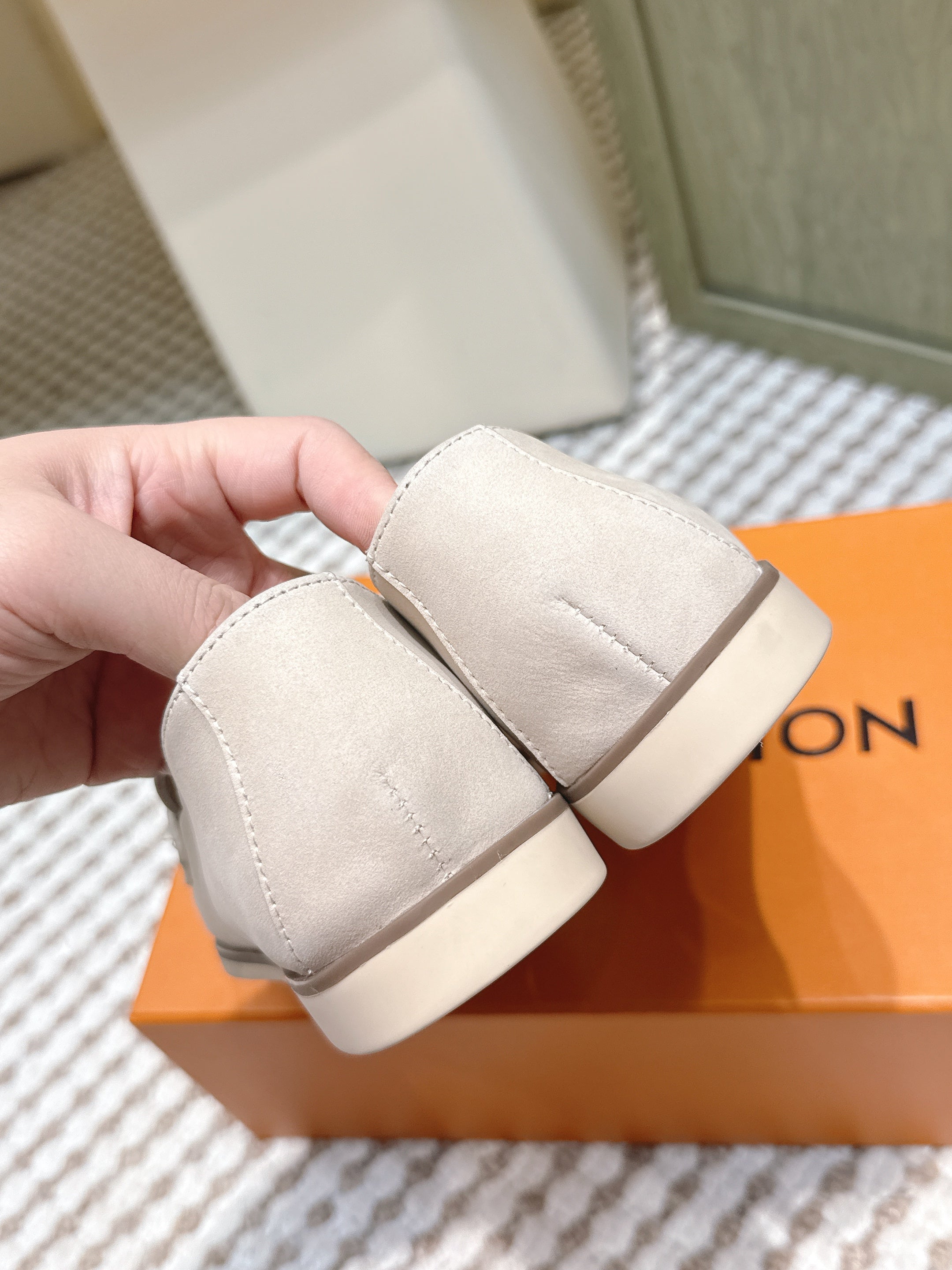 LV 26ss Loafers Beige Suede 657817