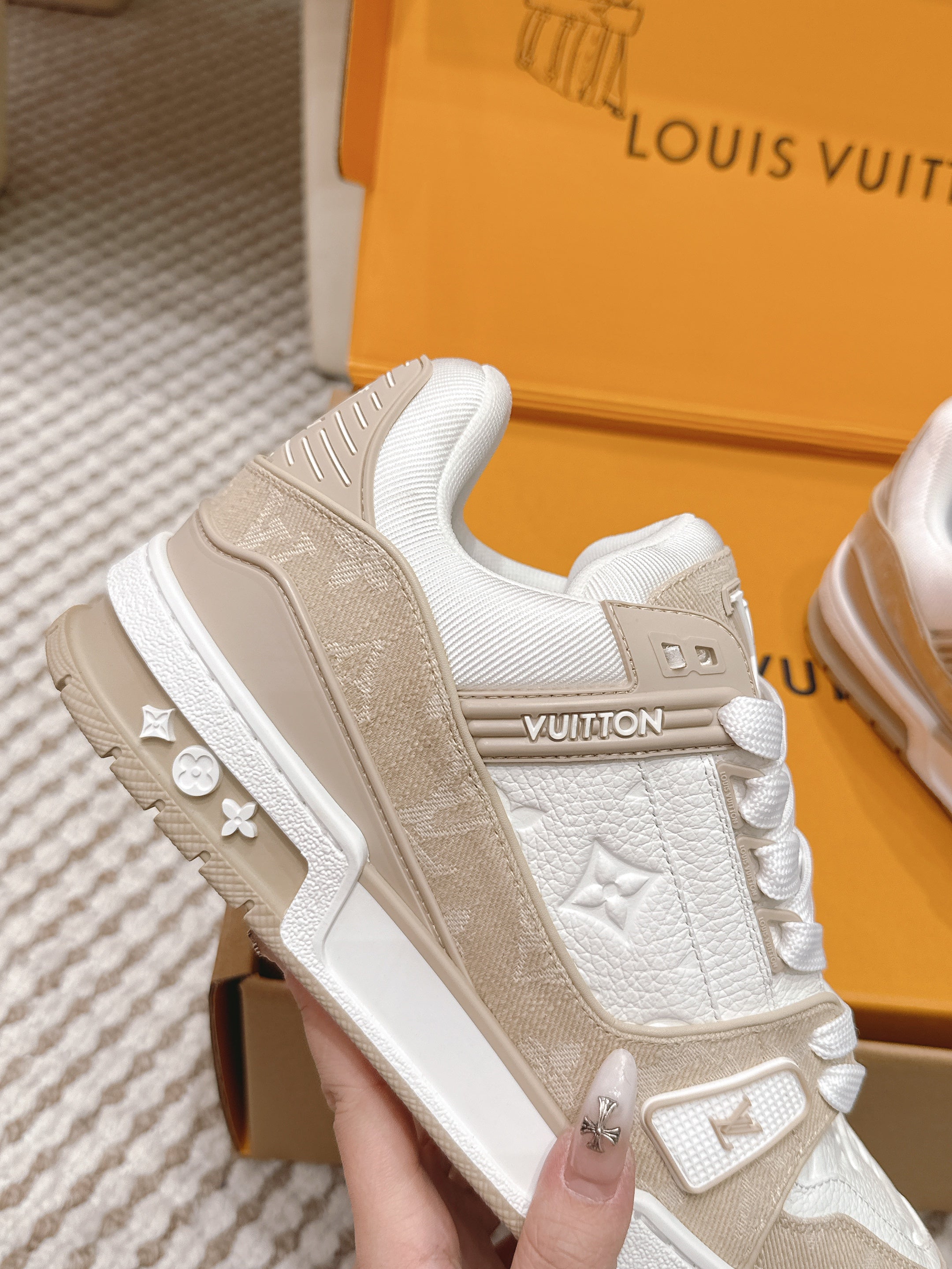 LV 26ss Trainer Sneakers White Beige Suede Cowhide 657930