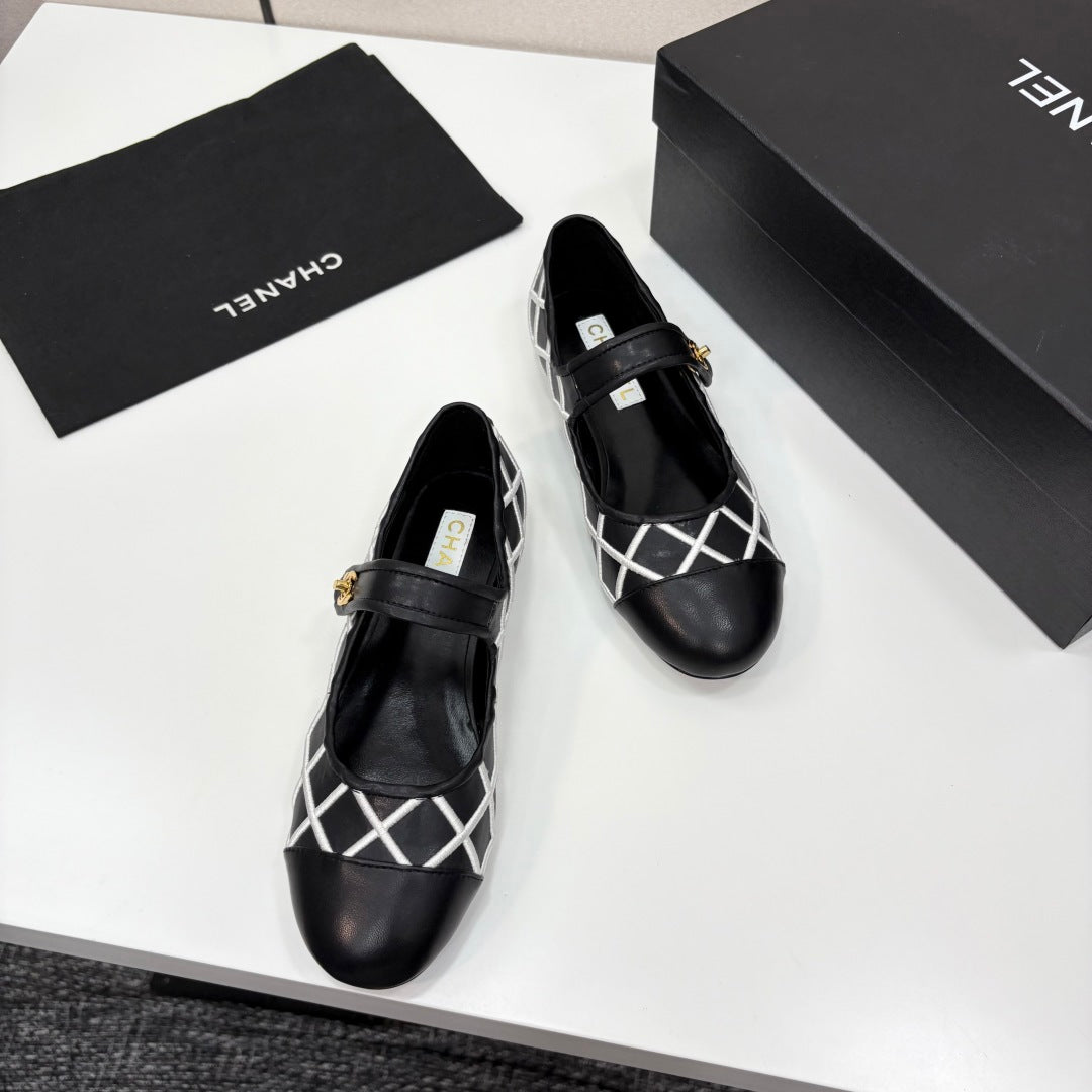 CC 25 Mary Jane White Black Quilted Calfskin