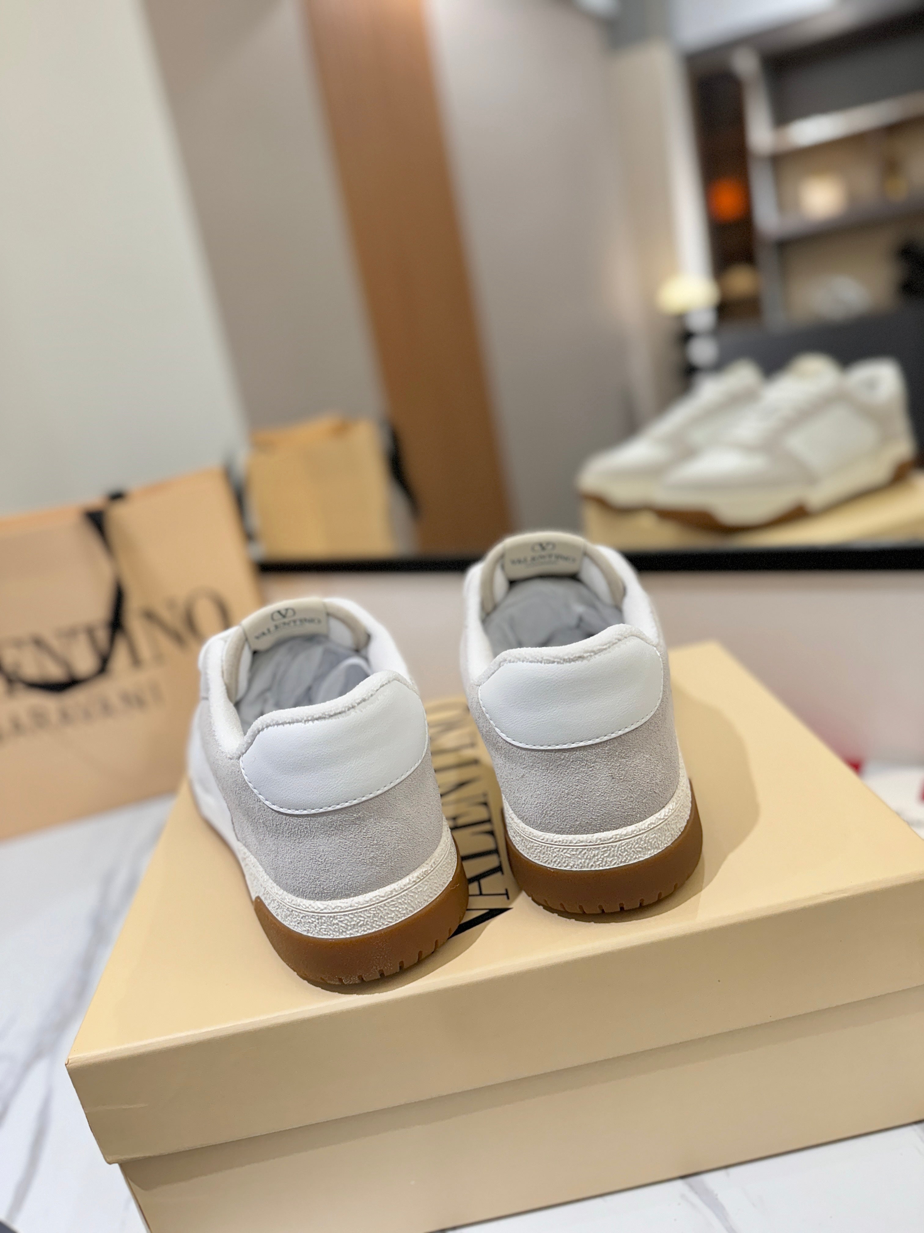 VT 25S  Casual Sneakers Light Gray White Suede Cowhide 560753