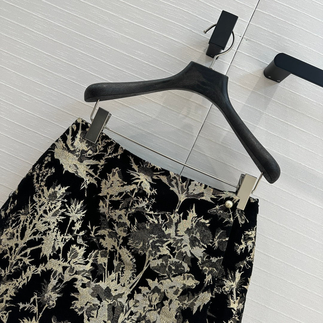 CD 25 Print Short Black Gold Jacquard fabric