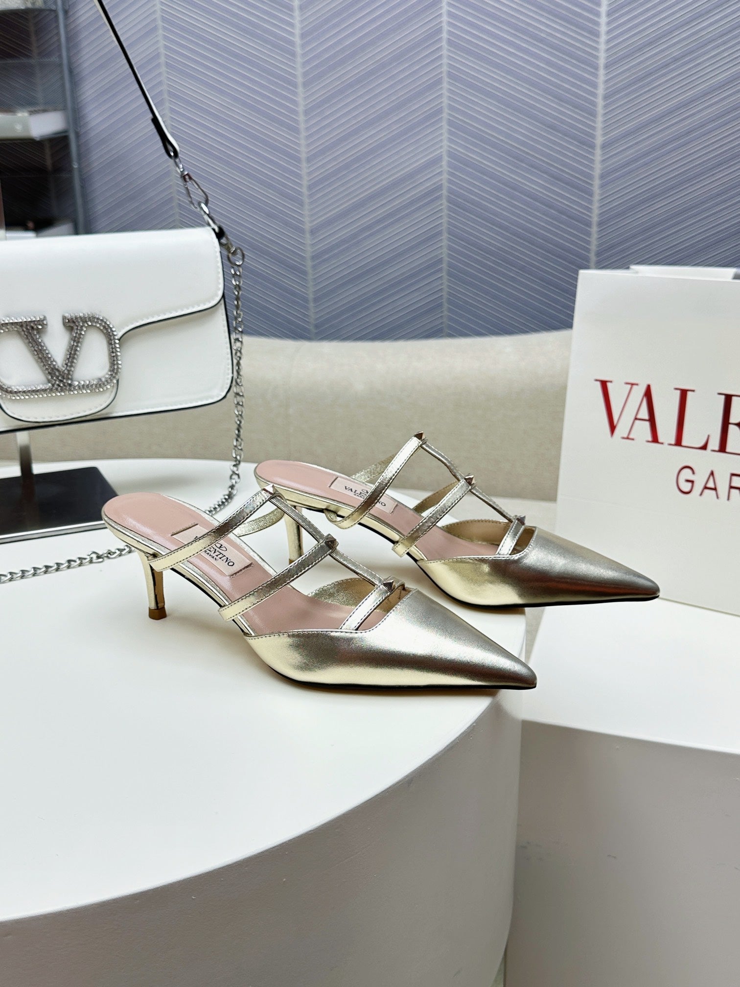 ROCKSTUD WISPY GOLD CALFSKIN MULE 60MM