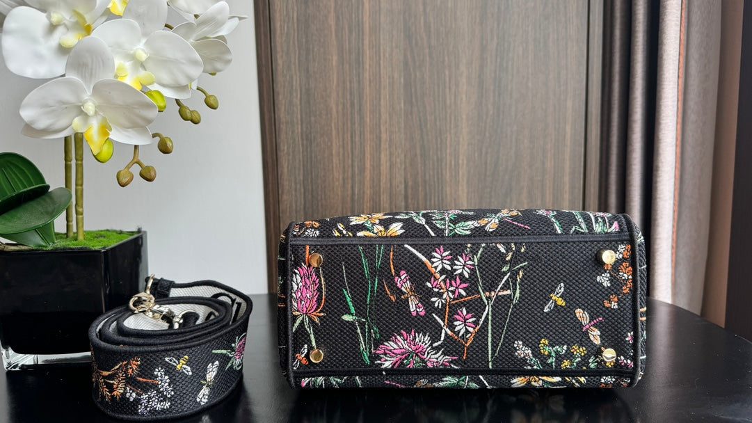 medium lady 24 black flower embroidery