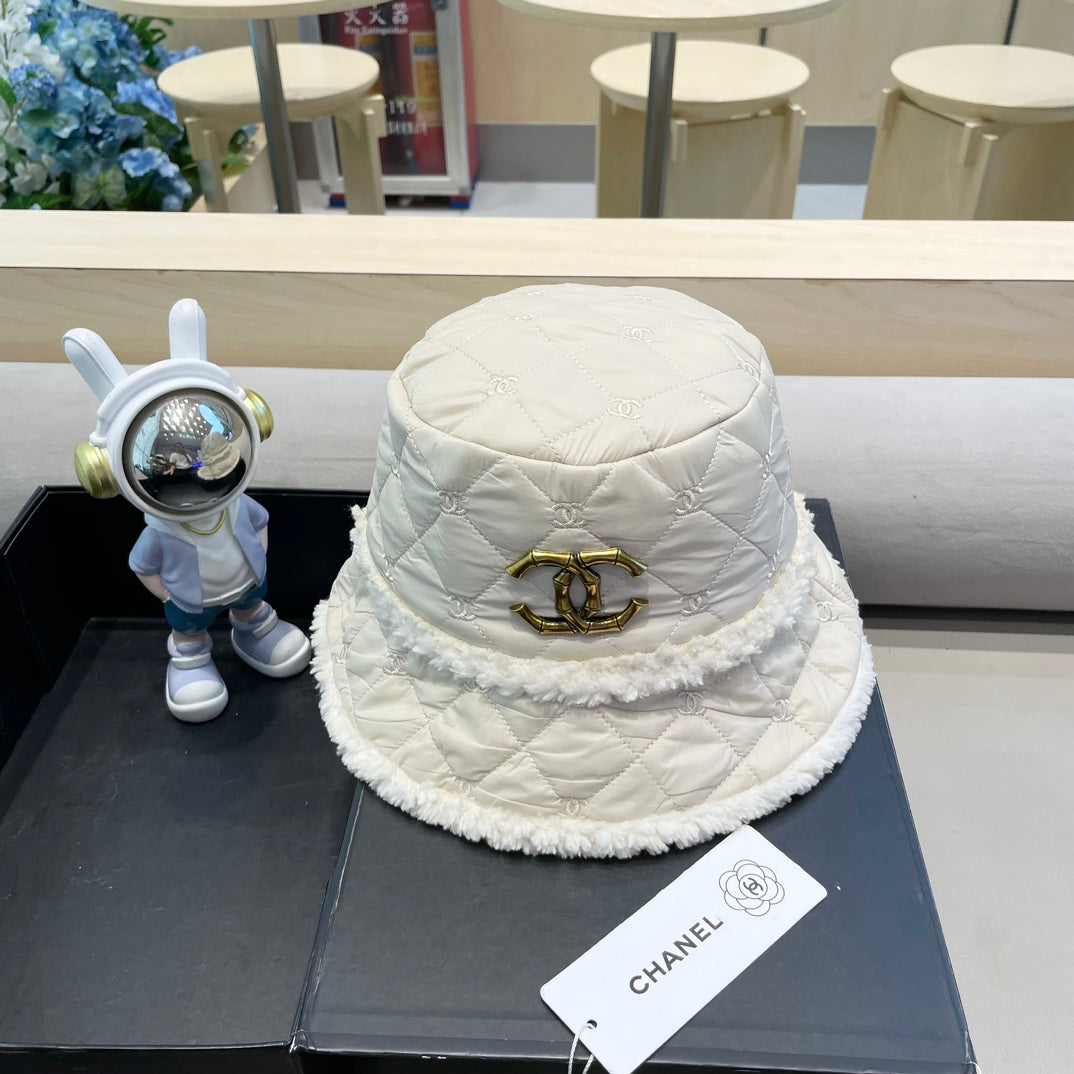 BUCKET HAT IN WHITE LAMB WOOL AND THICK COTTON 431685