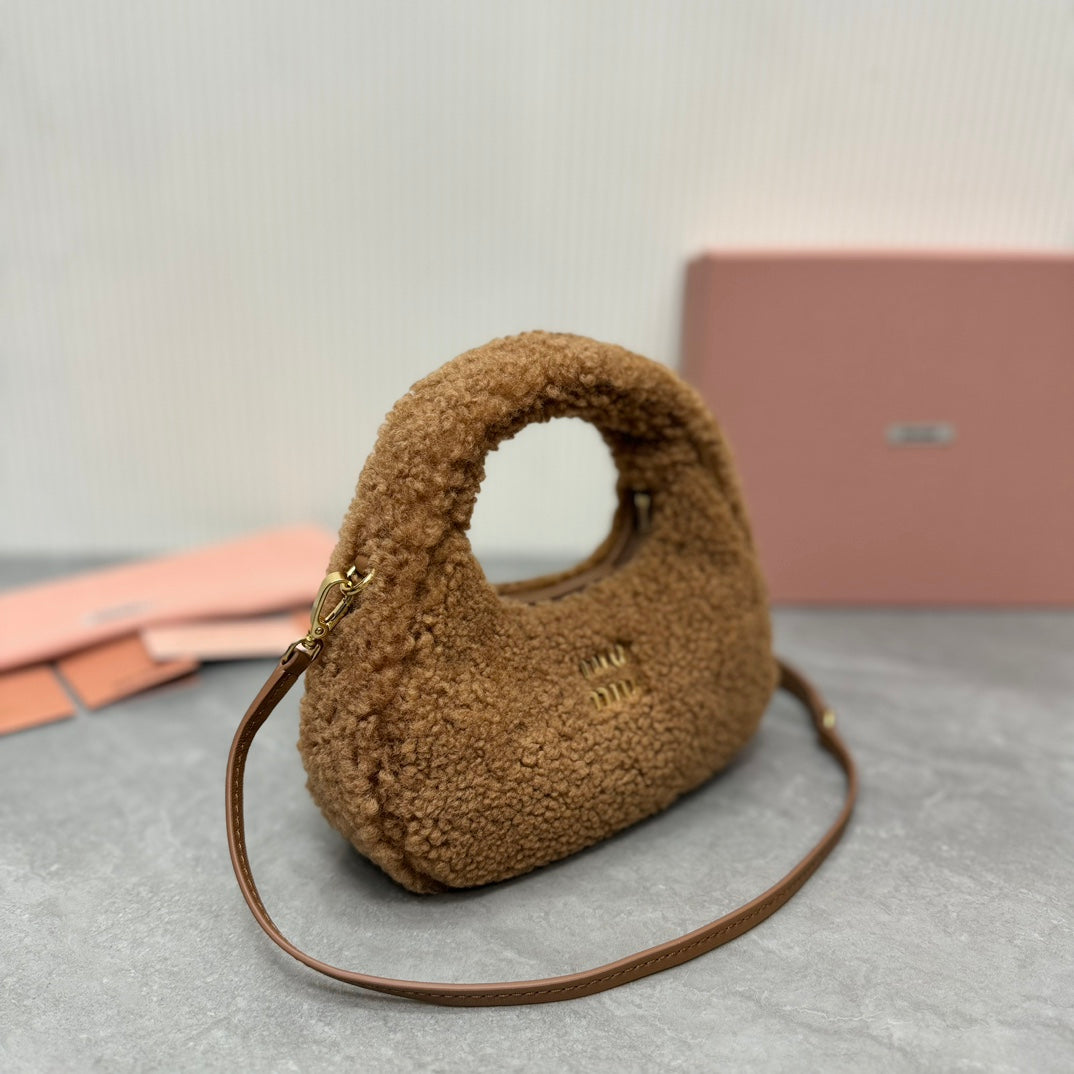 WANDER HOBO BAG 18 IN BROWN SHEARLING