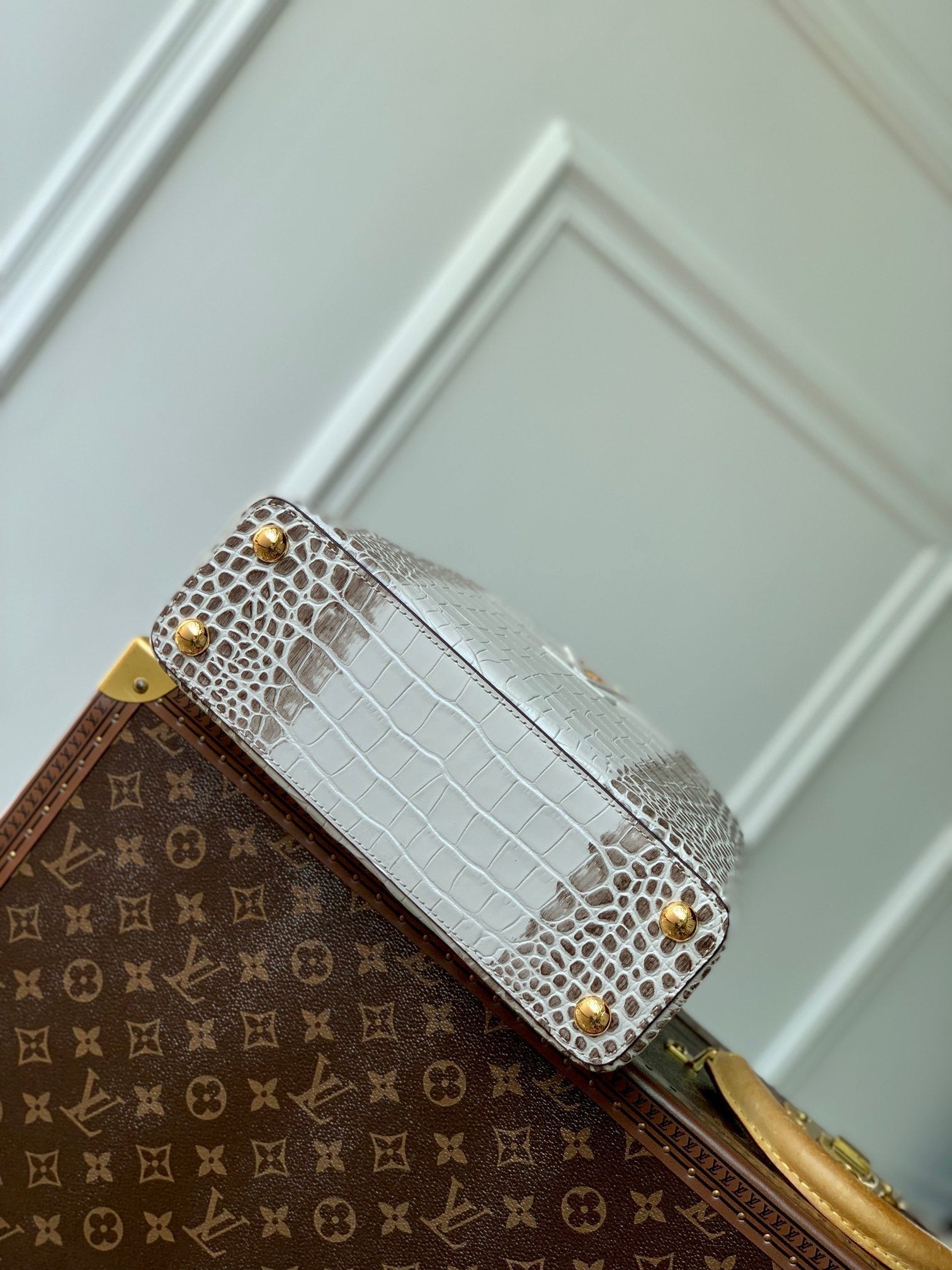 CAPUCINES BB 27 WHITE GREY TAURILLON GOLD HARDWARE