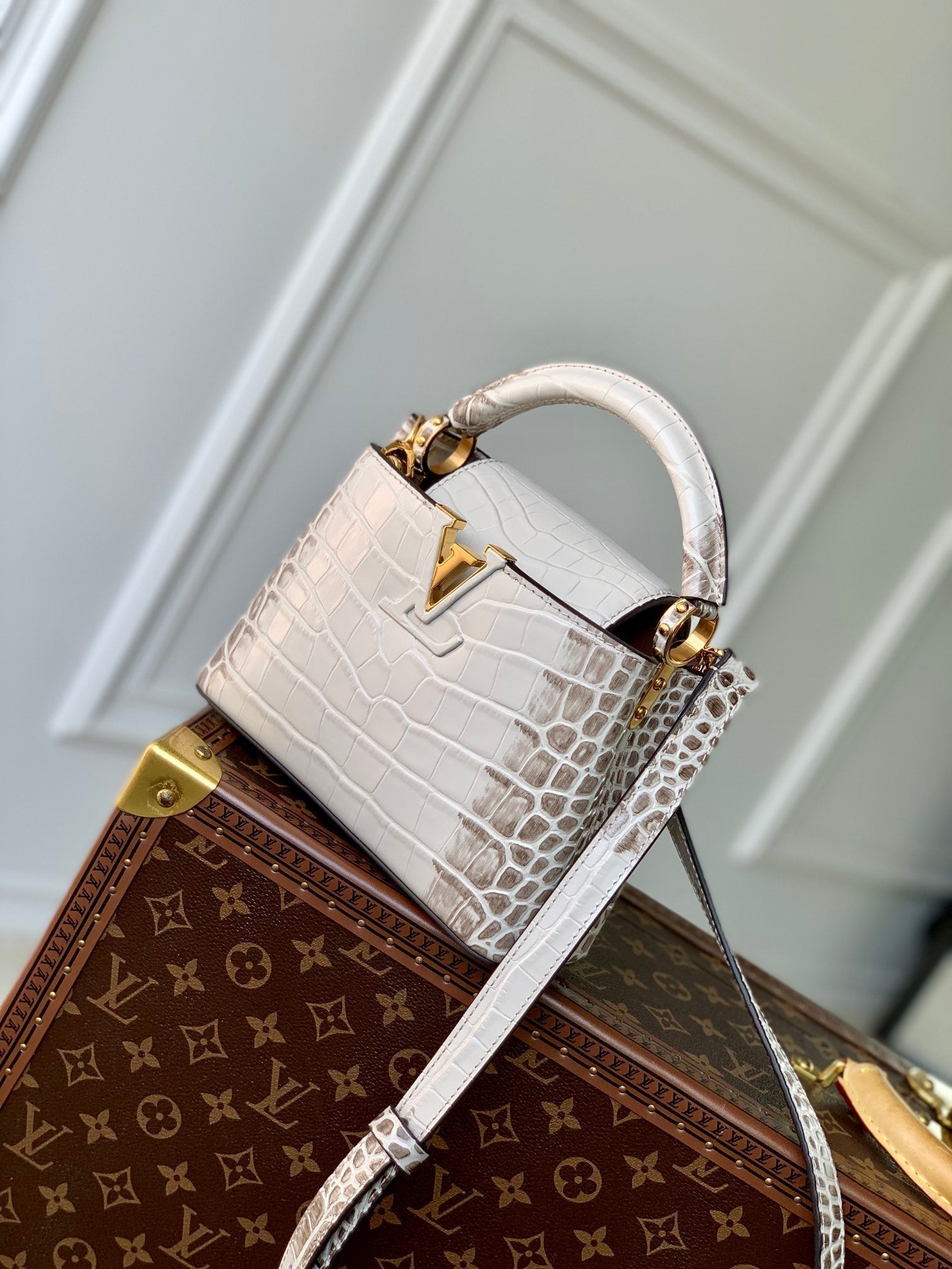 CAPUCINES MINI 21 WHITE GREY CROCODILE EMBOSSED CALFSKIN GOLD HARDWARE