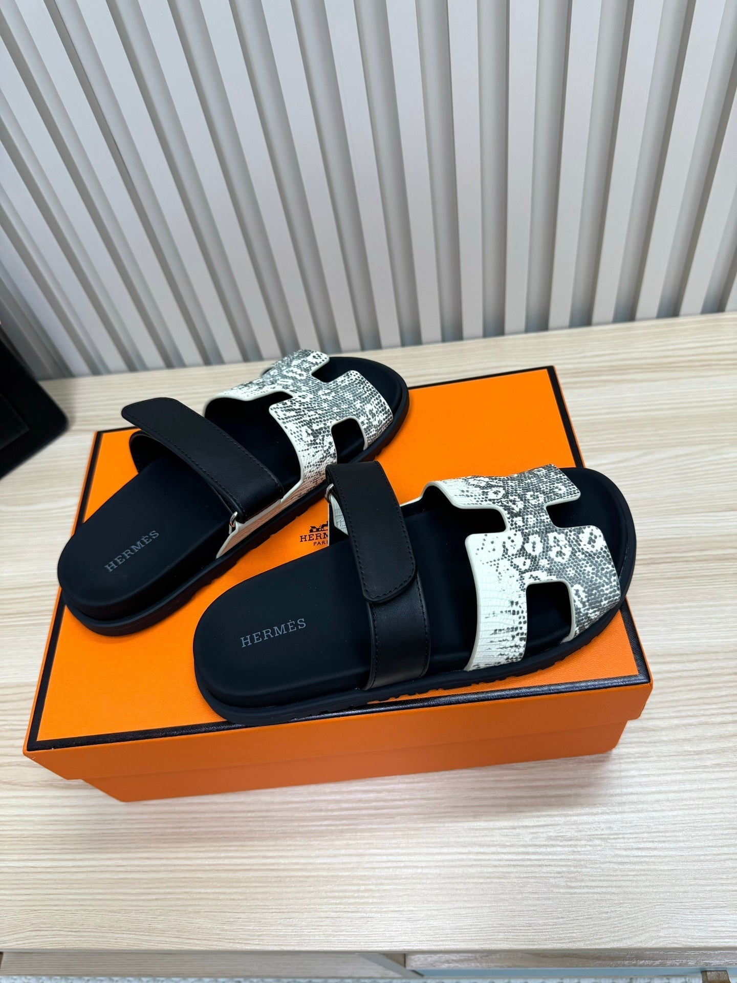 HM 26ss Slippers White Black Suede Leather 618579