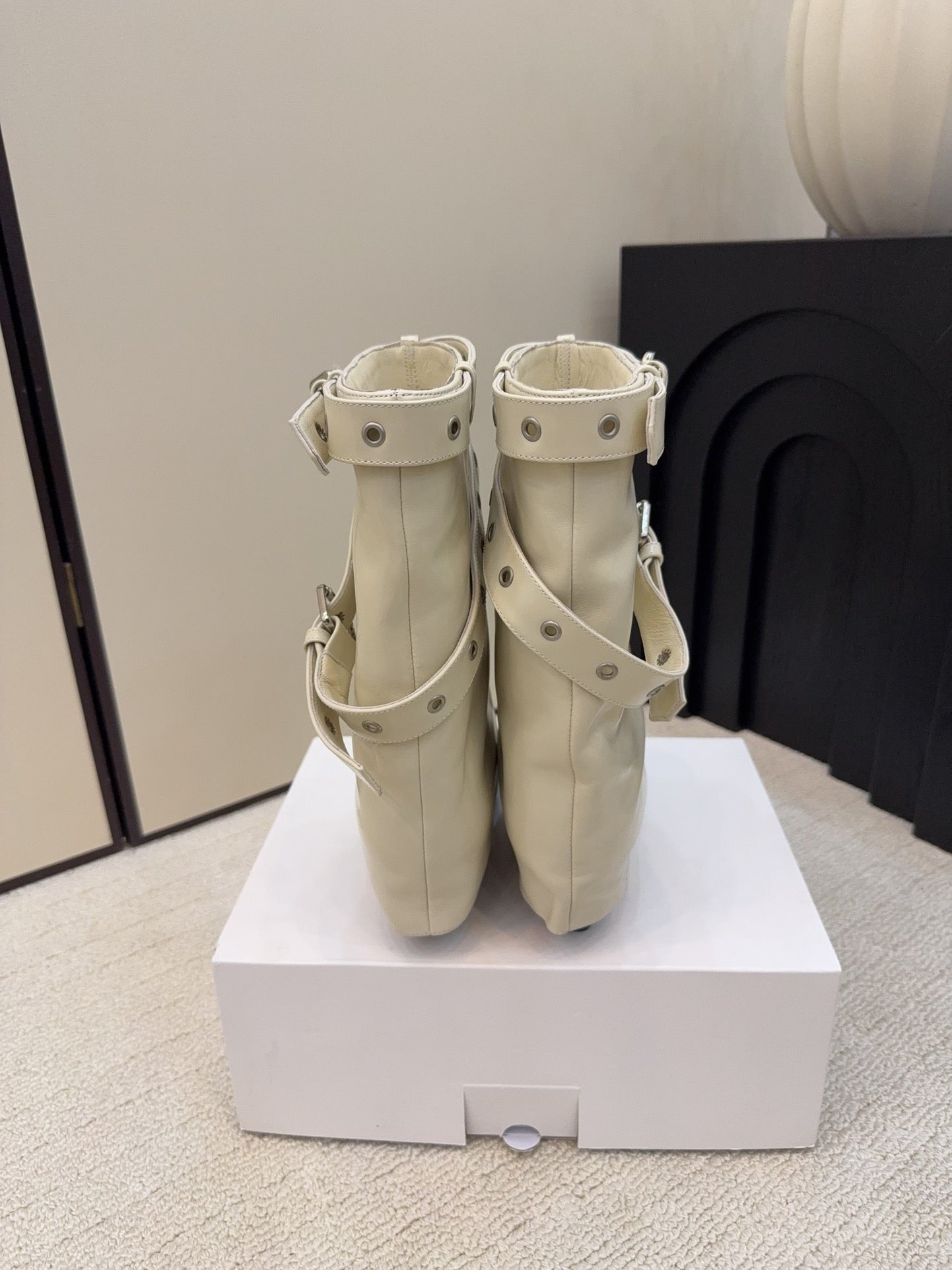 CC 26 Ankle Boot With Buckle Off-white Cowhide 589112
