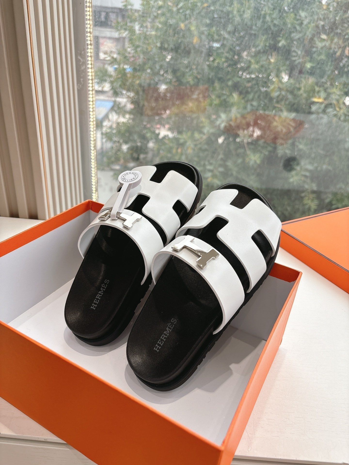 HM 25 Chypre Sandal White Calfskin Silver H
