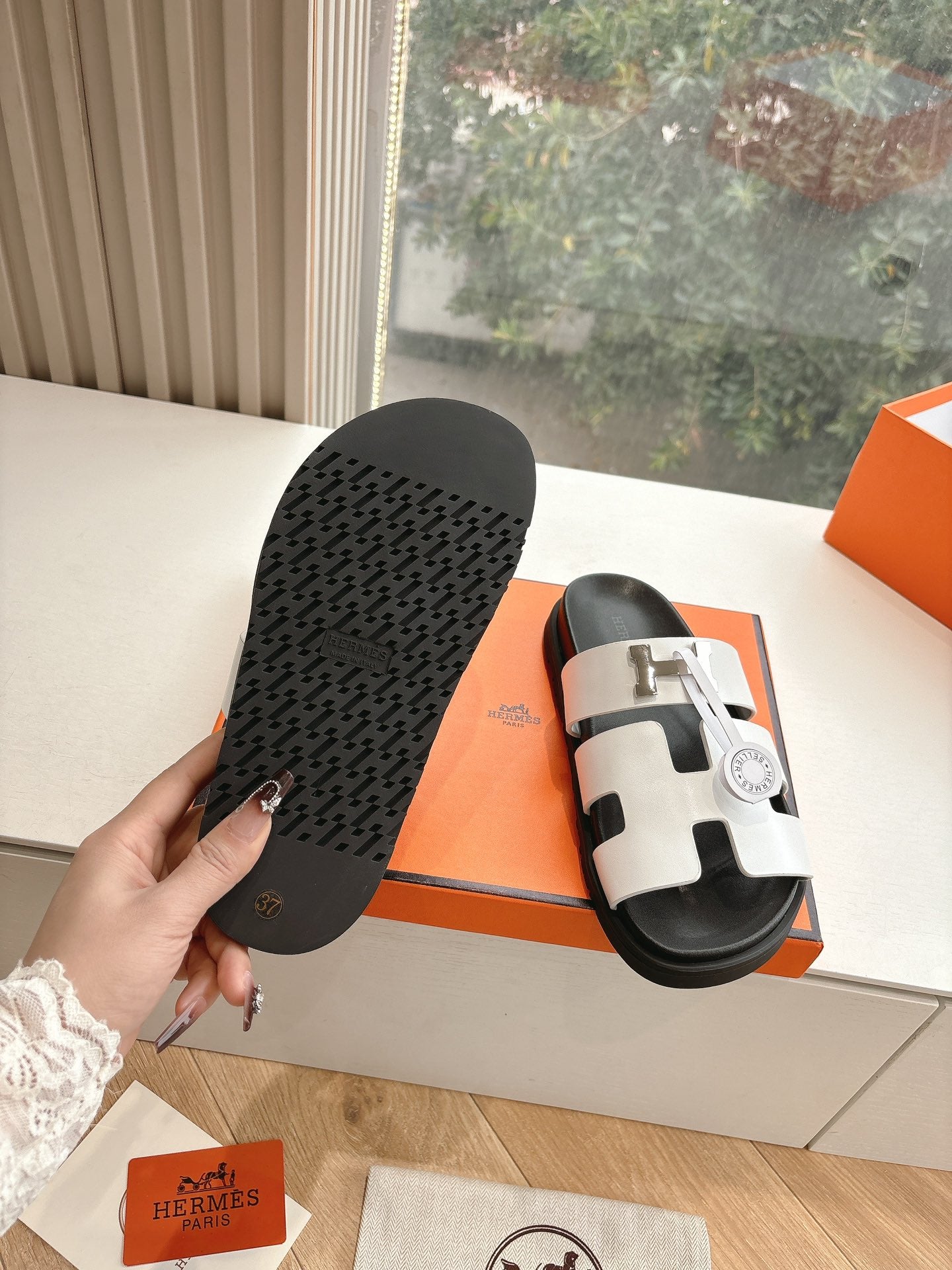 HM 25 Chypre Sandal White Calfskin Silver H