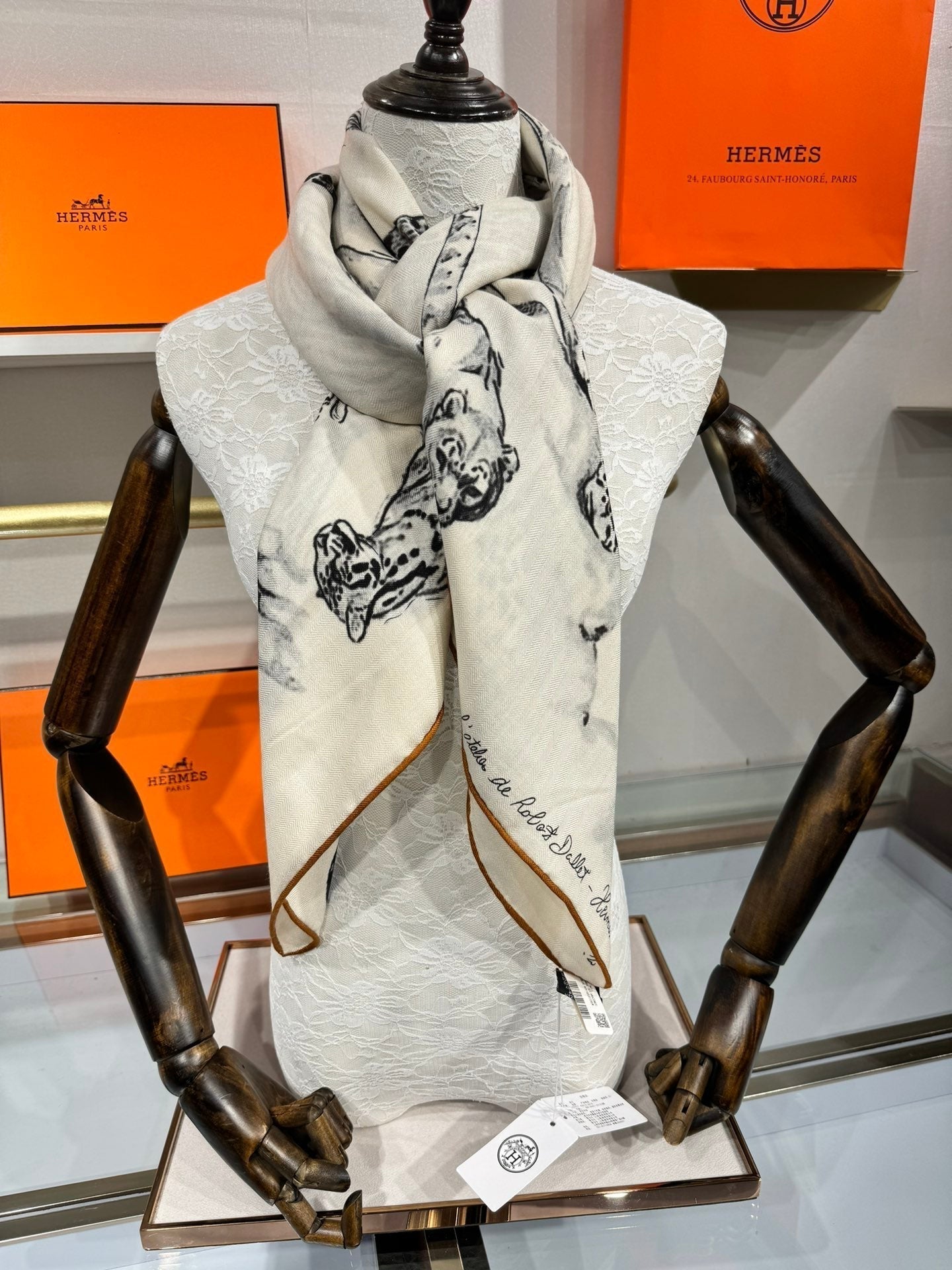 Dans L'atelier De Robert Dallet Sacrf 140 CM In White Black Cashmere And Mulberry Silk 379768