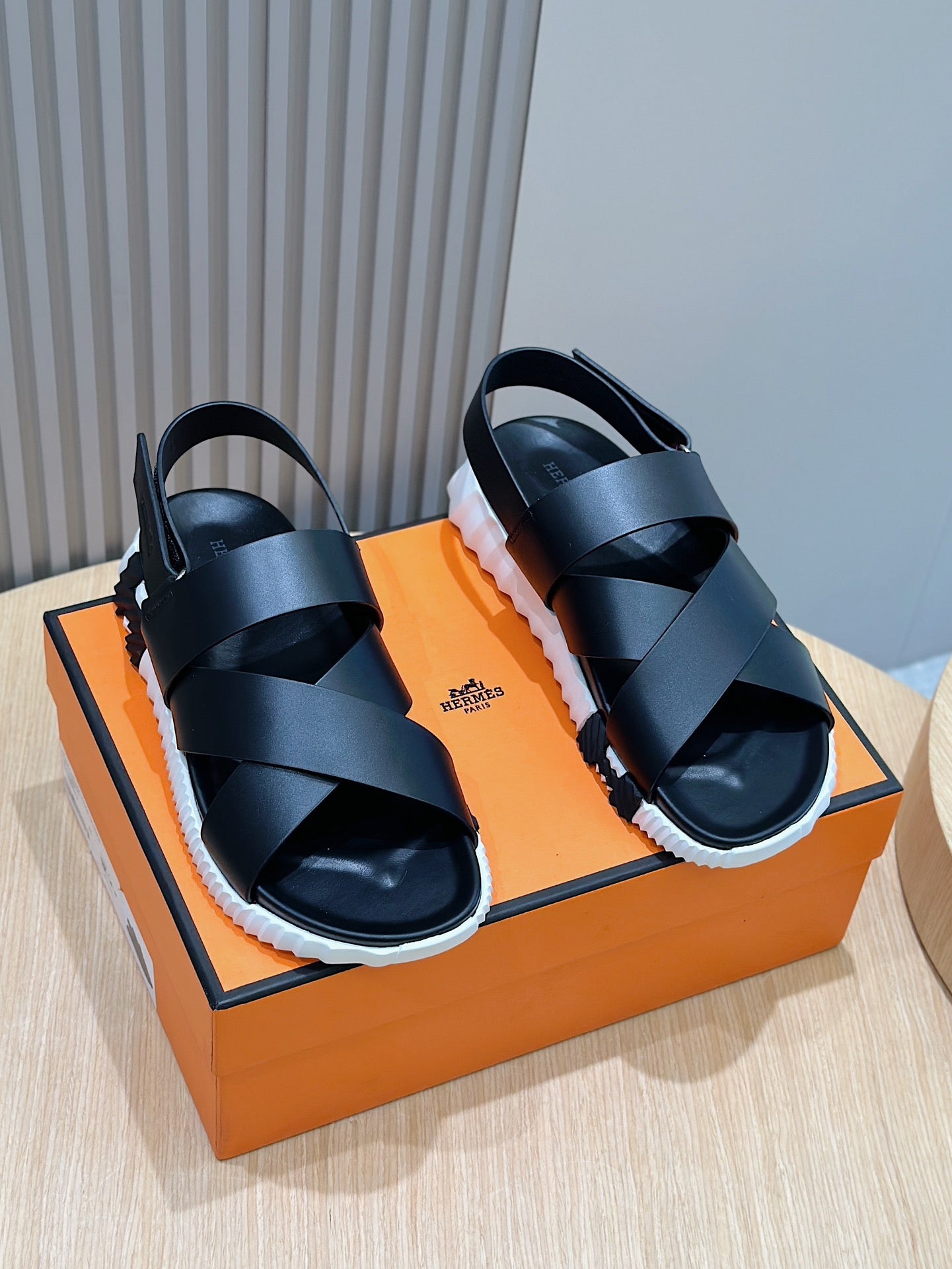 HM ELECTRIC SANDAL BLACK AND WHITE CALFSKIN