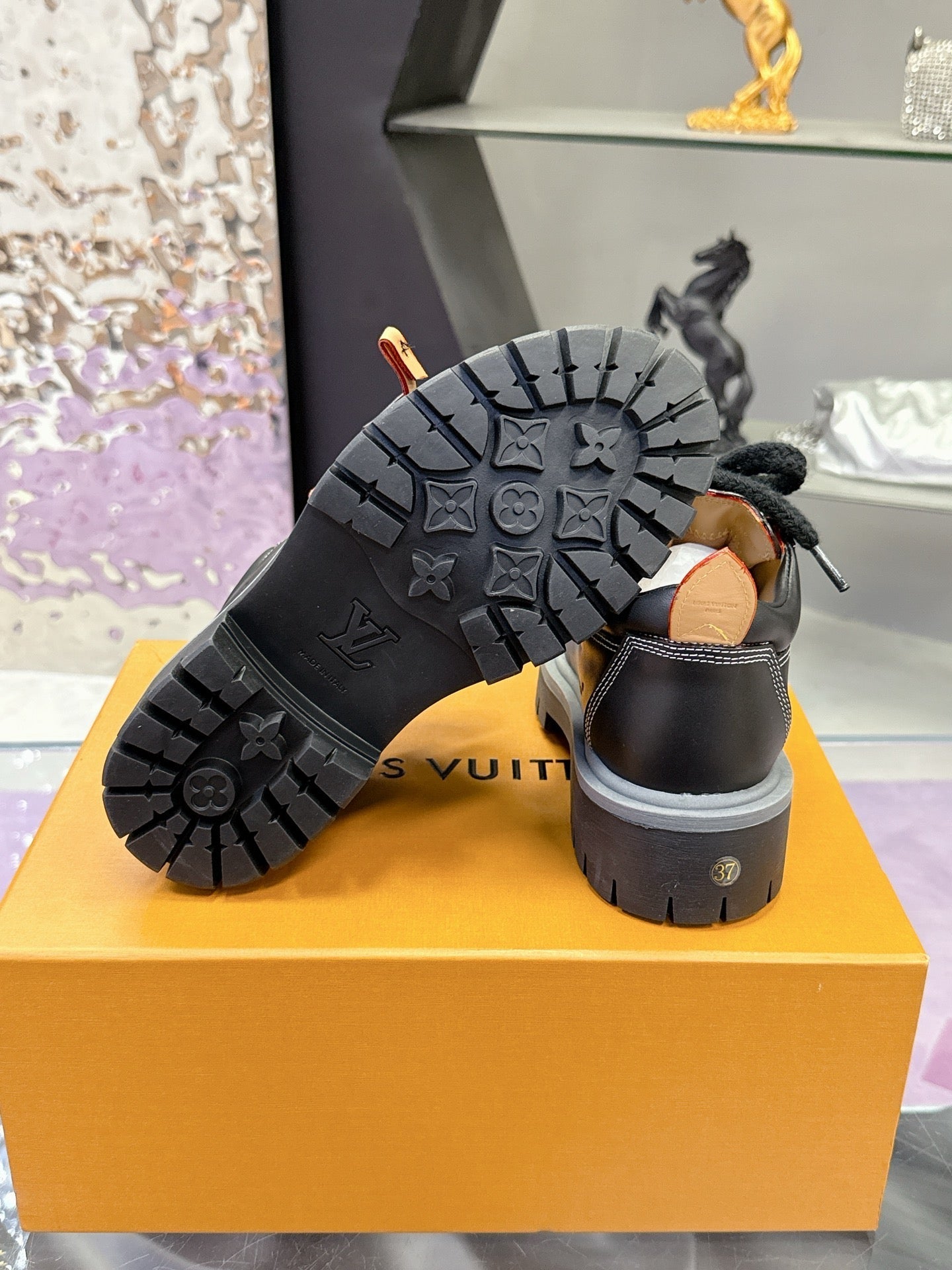 LV 26ss Sneaker Black Sheepskin 672127