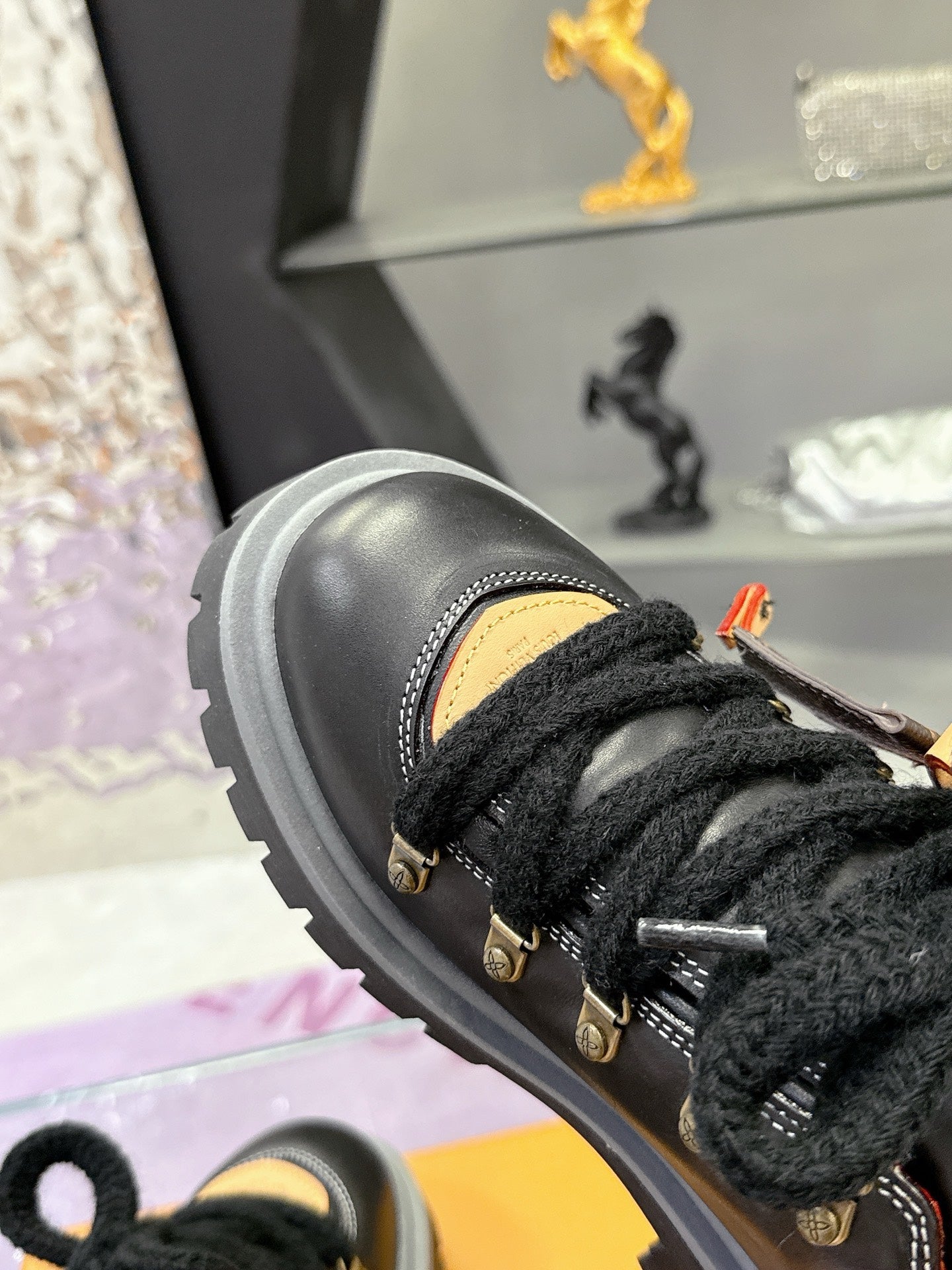 LV 26ss Sneaker Black Sheepskin 672127