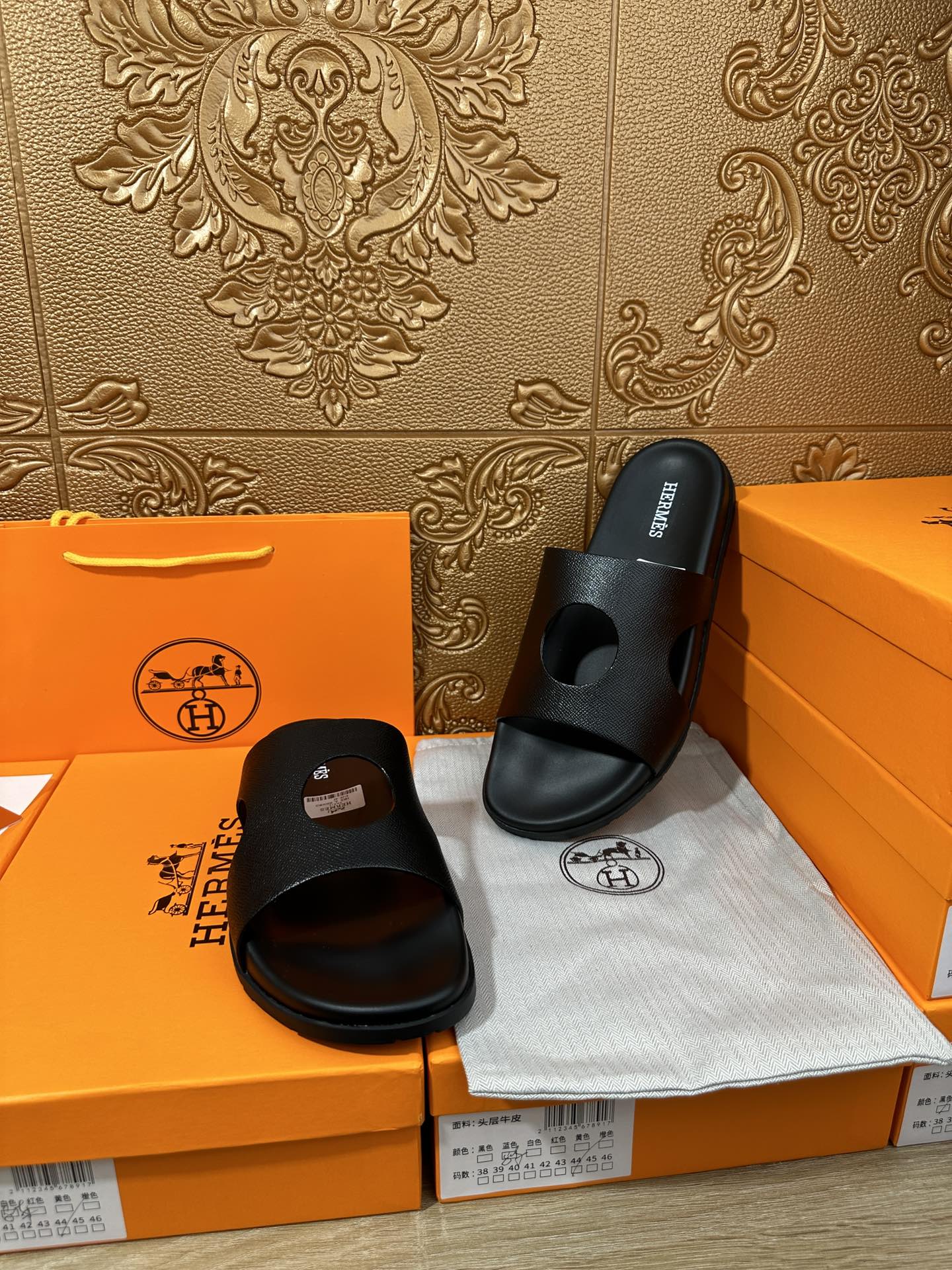 HM CIRCLE CUT SANDAL BLACK CALFSKIN