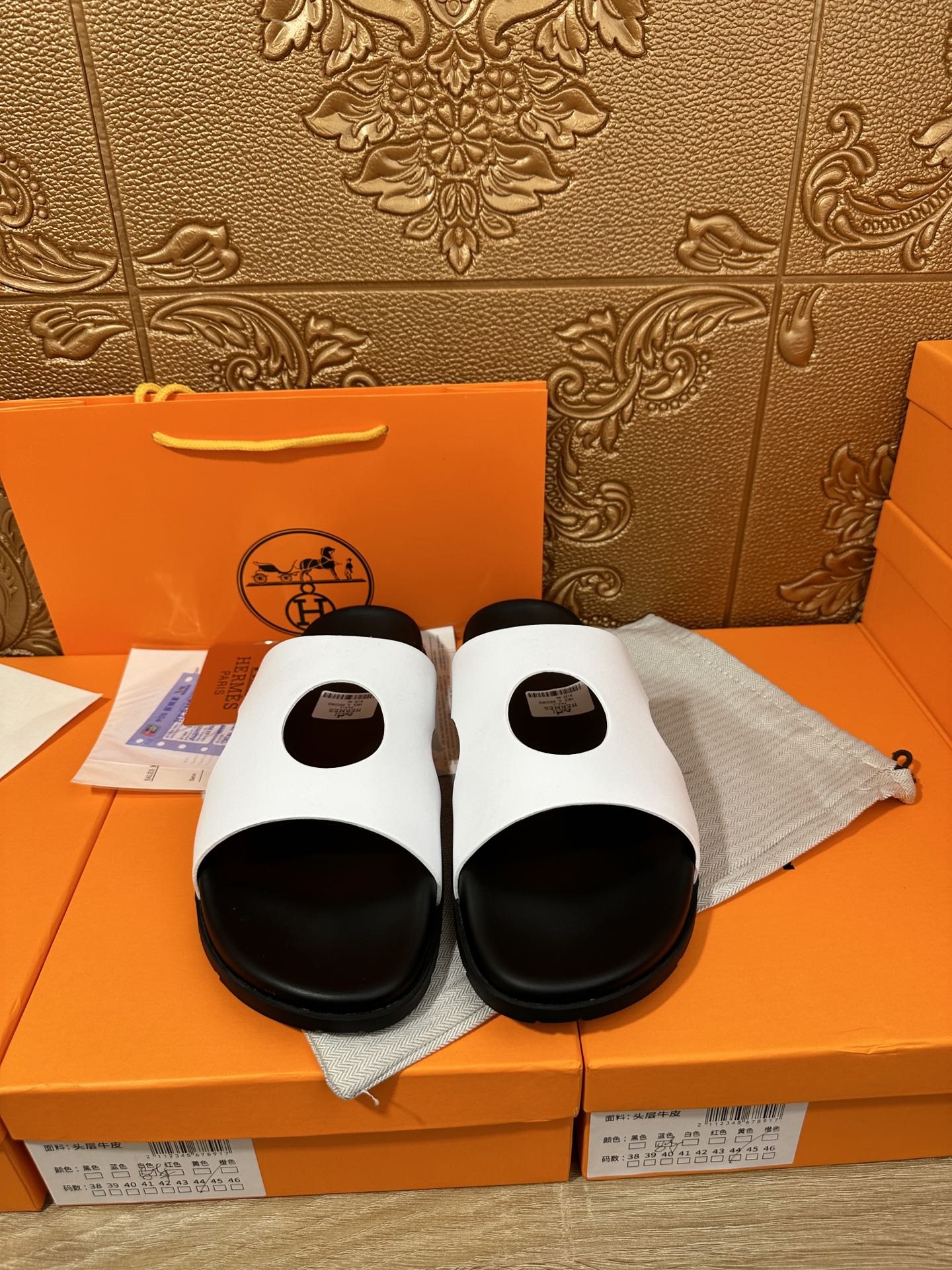 HM CIRCLE CUT SANDAL BLACK AND WHITE CALFSKIN