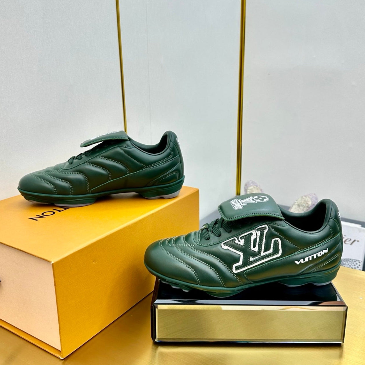 LV 25C Sneaker LV Footprint Soccer Vert Cuir de Veau uni 219933