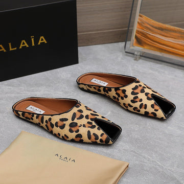 ALAIA FLAT MULE IN LEOPARD LAMBSKIN