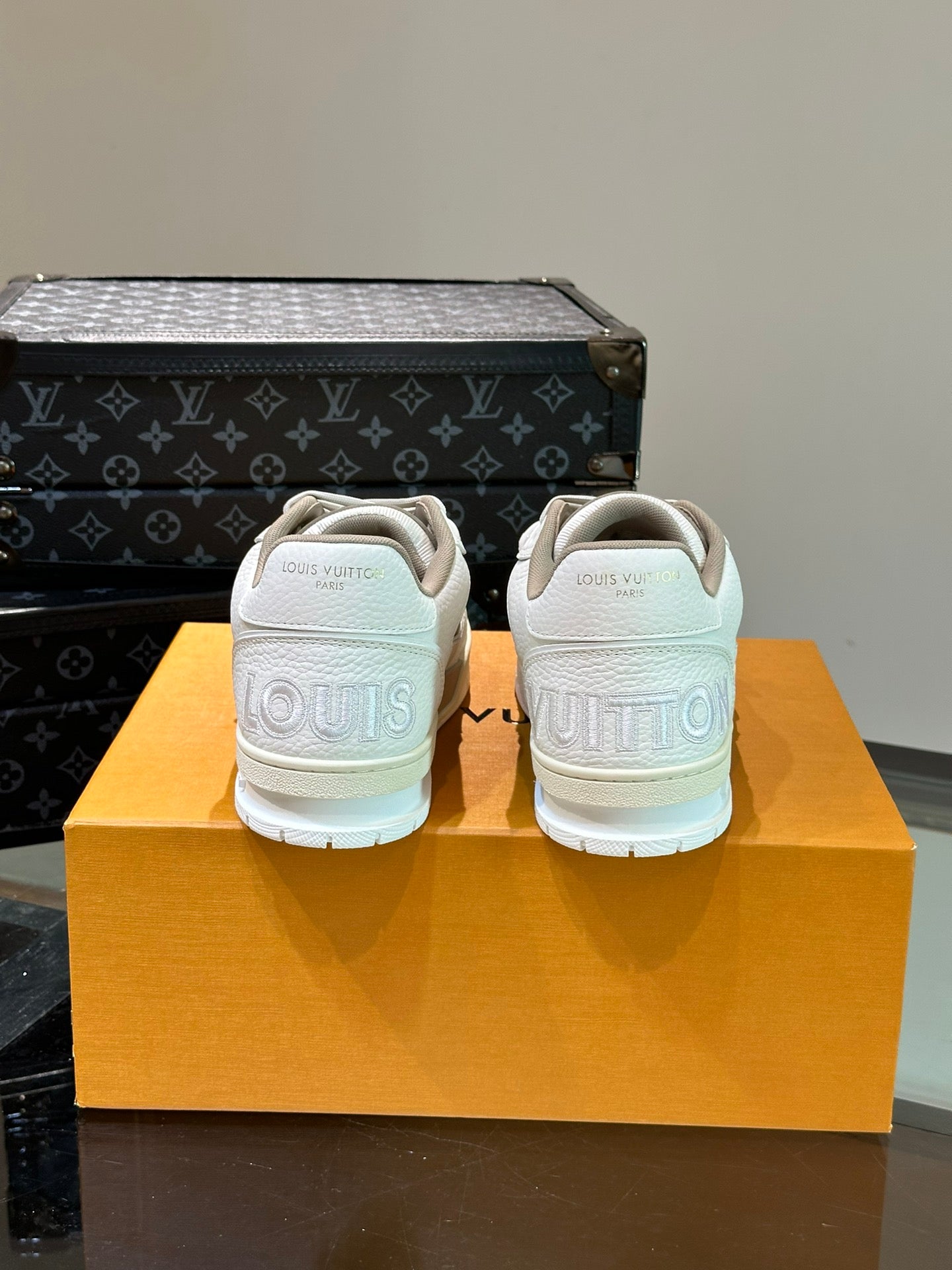 LV TRAINER SNEAKERS IN WHITE CALFSKIN AND CAMEL BROWN SUEDE