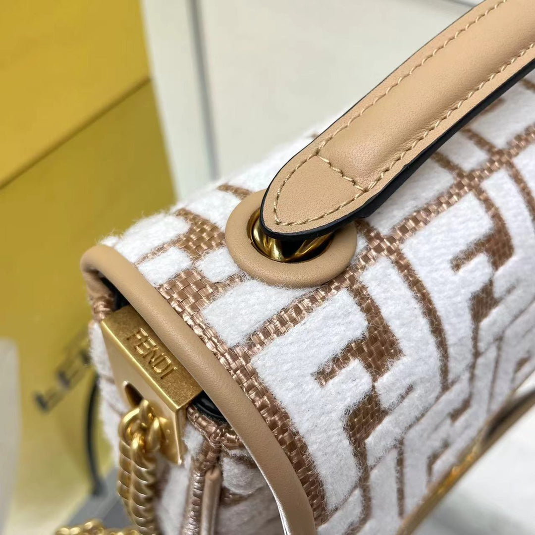 BAGUETTE 24 IN WHITE WOOL AND CAMEL BROWN RAFFIA CALFSKIN TRIM