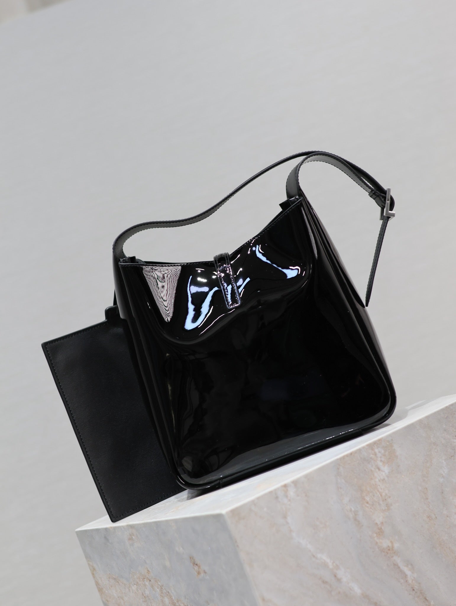 le 5a7 small 23cm black patent calfskin