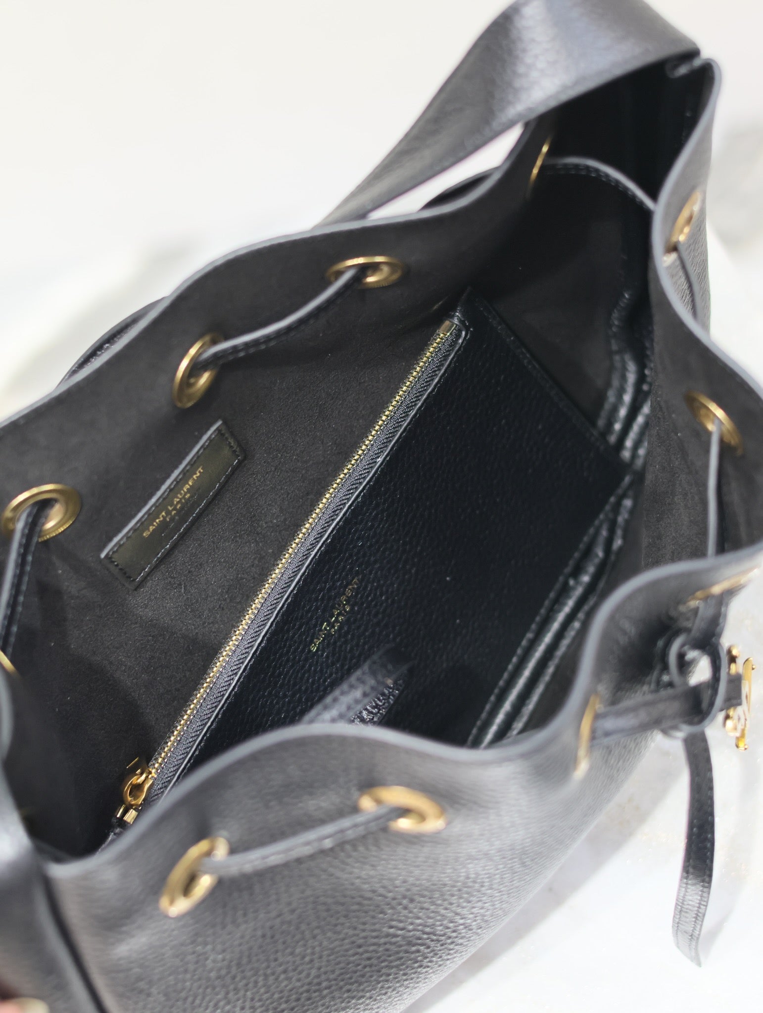 PARIS VII SMALL HOBO 30 IN BLACK GRAINED LEATHER GOLD HARDWARE