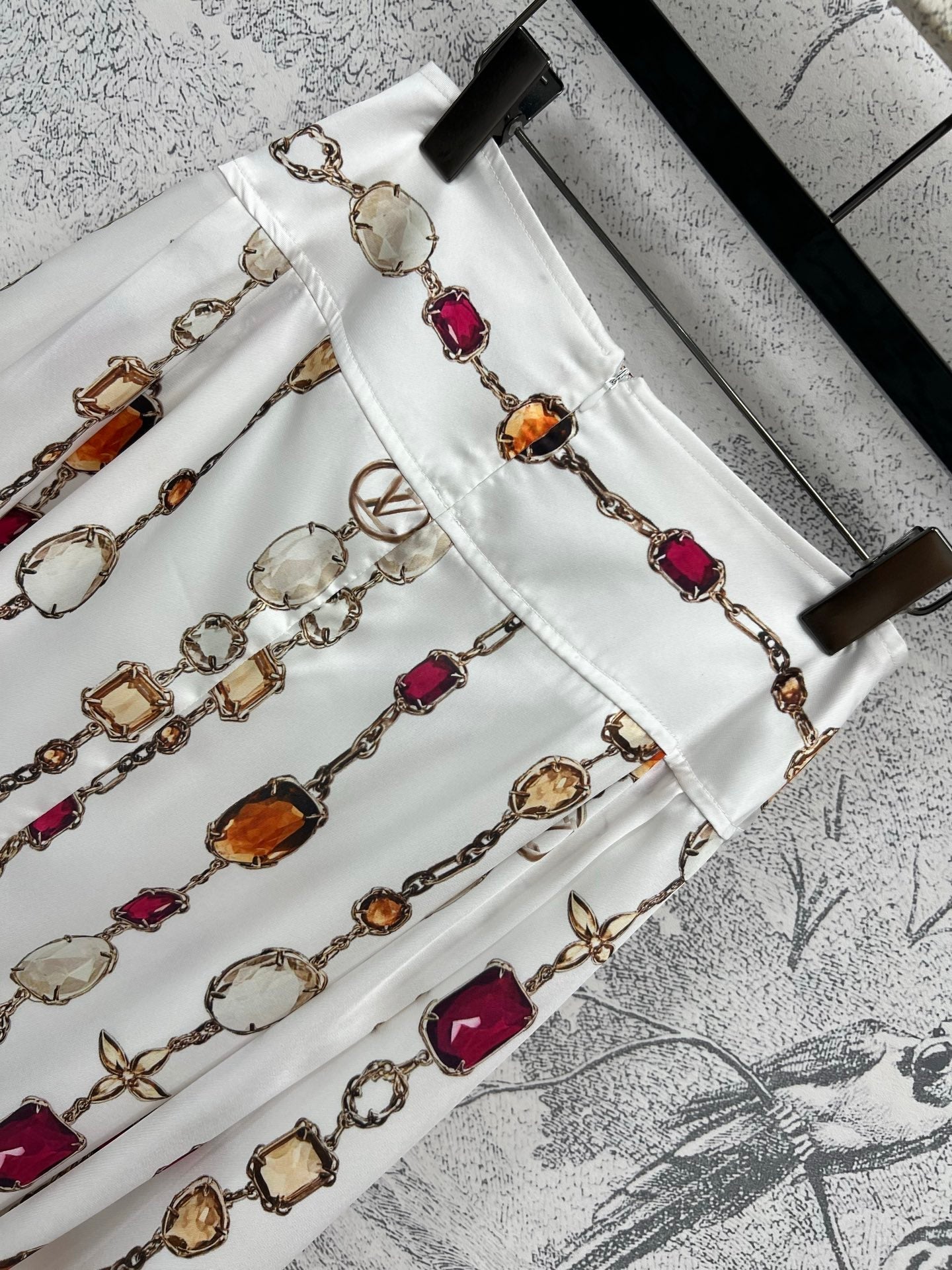 LV 25 Decorative Pattern Gemstone Chain Pleated Skirt White Poliester